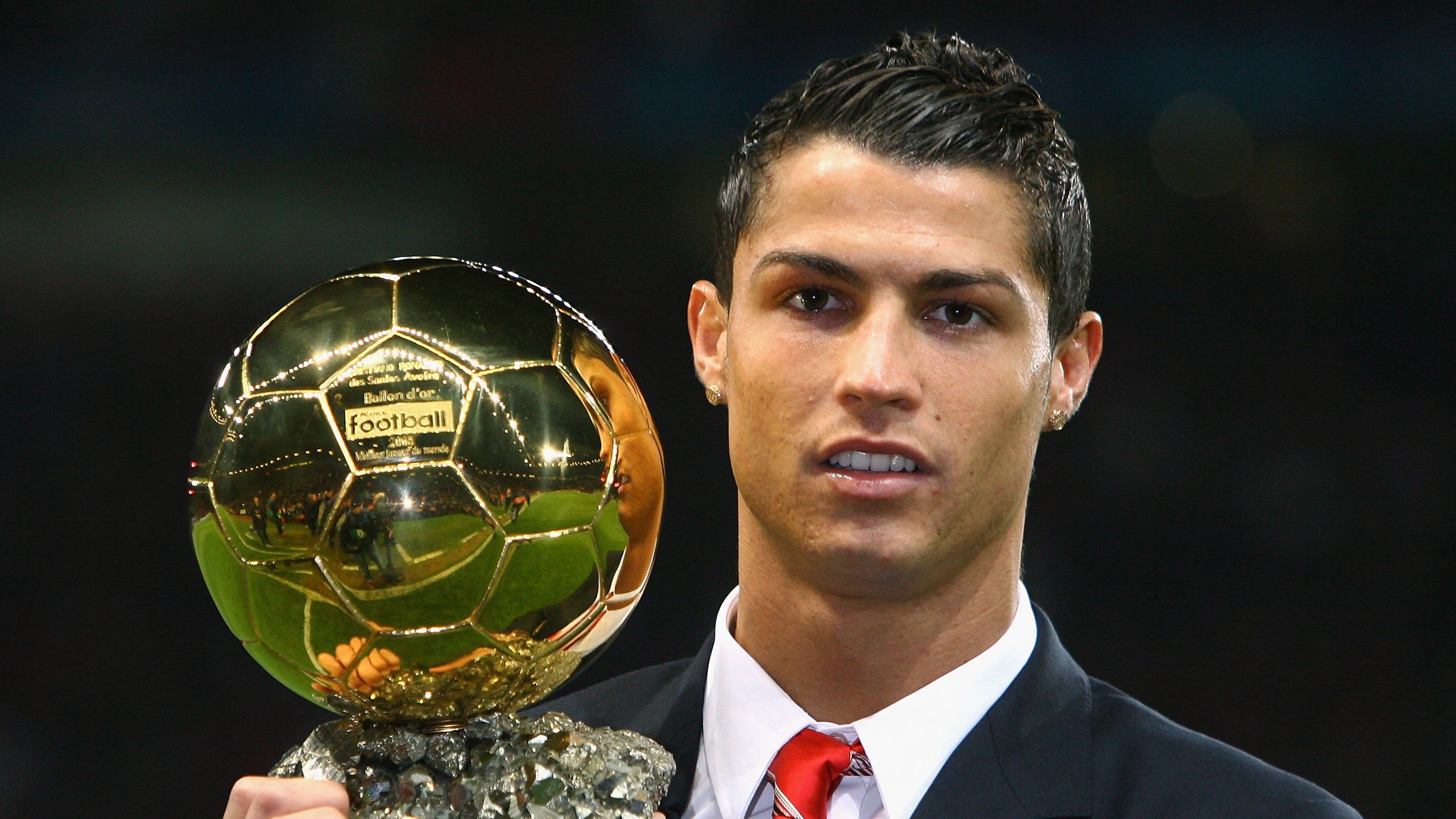 开云体育官网-德甲球队在国际赛事中表现抢眼，荣誉不断，德甲大球队